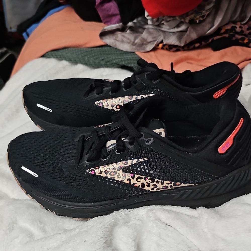 Stylish Black and leopard Women's Running Shoes brooks